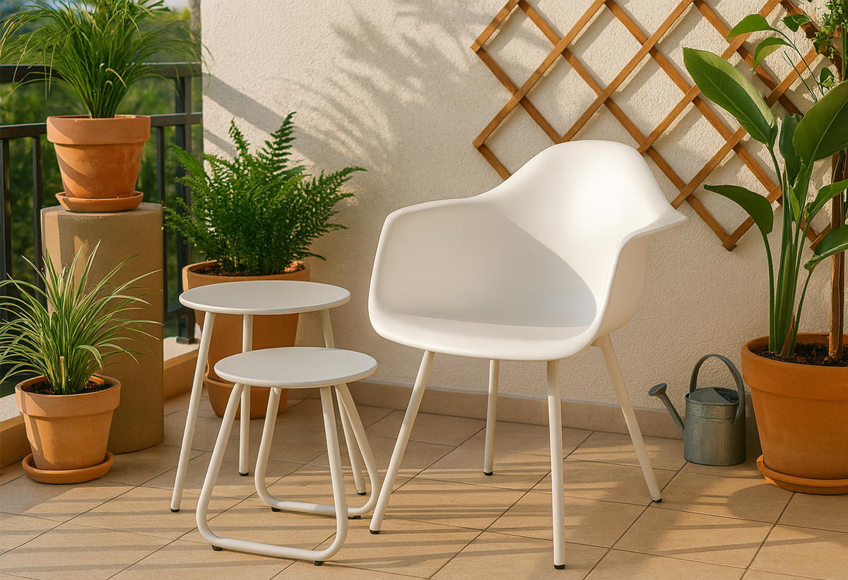 Απεικονίζεται η πολυθρόνα Curve σε μια βεράντα, δίπλα από ένα τραπέζι.